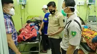 Beberapa korban pesta miras oplosan warga Kampung Cibangun Desa Tenjonagara, Kecamatan Cigalontang, Kabupaten Tasikmalaya, Jawa Barat, masih menjalani perawatan intensif di RSUD SMC. (Liputan6.com/Jayadi Supriadin)