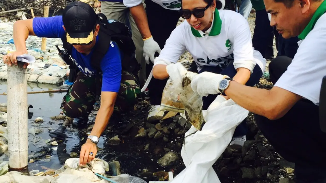 Menteri BUMN Rini Soemarno ikut memungut sampah  di Muara Angke. (Liputan6.com/Ilyas Istianur P)