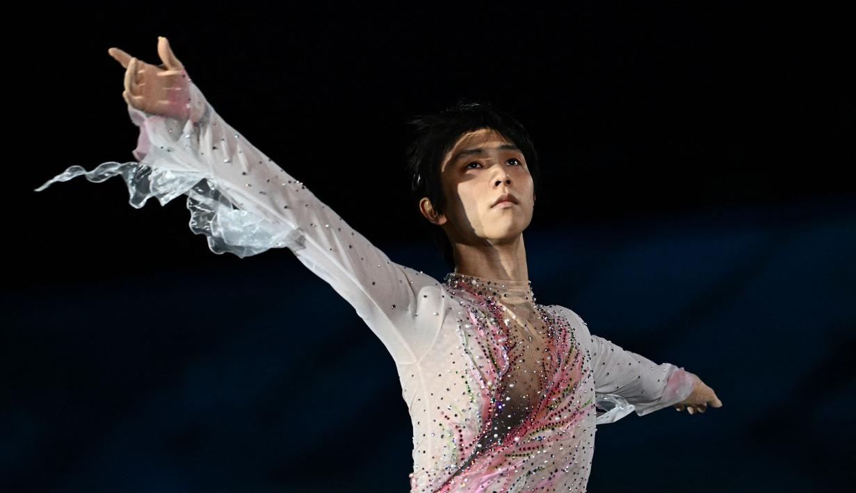 Yuzuru Hanyu merupakan seorang atlet figure skating asal Jepang yang memutuskan untuk pensiun pada Selasa (19/07/2022). (AFP/Anne-Christine Poujoulat)