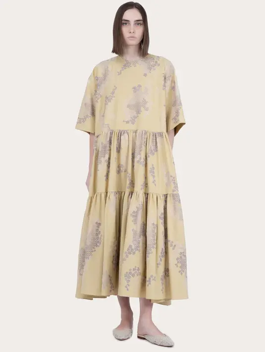 <p>Koleksi ini menggabungkan bentuk yang nyaman dari gaun midi hingga gaun panjang dengan berbagai atasan dan longgar luar. Kian selaras dengan pola bordir pattern motif utama seperti Darpana, Penara Yayi, Seligi, Ukelon Ron, dan Birai Rambat yang sering terungkap di koleksi sebelumnya juga diterapkan di line-up saat ini, Menyampaikan interpretasi modern dan elegan dari budaya tradisional Indonesia yang sangat memengaruhi Sapto dalam kreasinya. /Foto dok SAPTO DJOJOKARTIKO.</p>