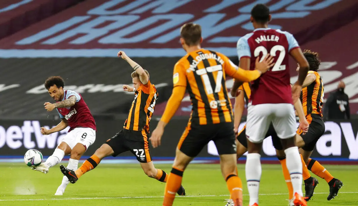 Pemain West Ham United, Felipe Anderson, melepaskan tendangan saat melawan Hull City pada laga Piala Liga Inggris di Stadion London, Rabu (23/9/2020). West Ham menang dengan skor 5-1. (AP/Alastair Grant, Pool)