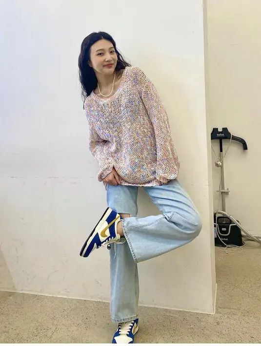 Tampil kasual dengan straight Jeans yang dipadukan sweater oversize seperti Joy. Sepatu Nike pun menjadi pilihan Joy. Dok. Instagram @_imyour_joy