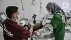 Dokter hewan melakukan sterilisasi kucing peliharaan di Radhiyan Pet and Care, Rawamangun, Jakarta Timur, Senin (20/6/2022). Dinas KPKP DKI Jakarta dan klinik hewan dan komunitas pecinta kucing menggelar pemeriksaan hewan peliharaan seperti vaksin rabies dan sterilisasi secara gratis menyambut HUT ke-495 Jakarta. (merdeka.com/Iqbal S. Nugroho)