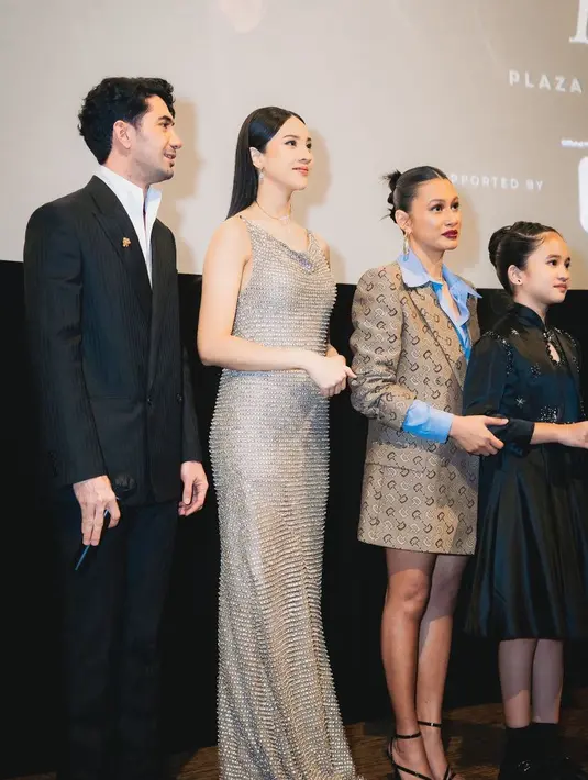 <p>Anya lebih bergaya feminim mengenakan dress. Sedangkan Raihanun bergaya lady boss dengan blazer oversizenya. [@anyageraldine]</p>