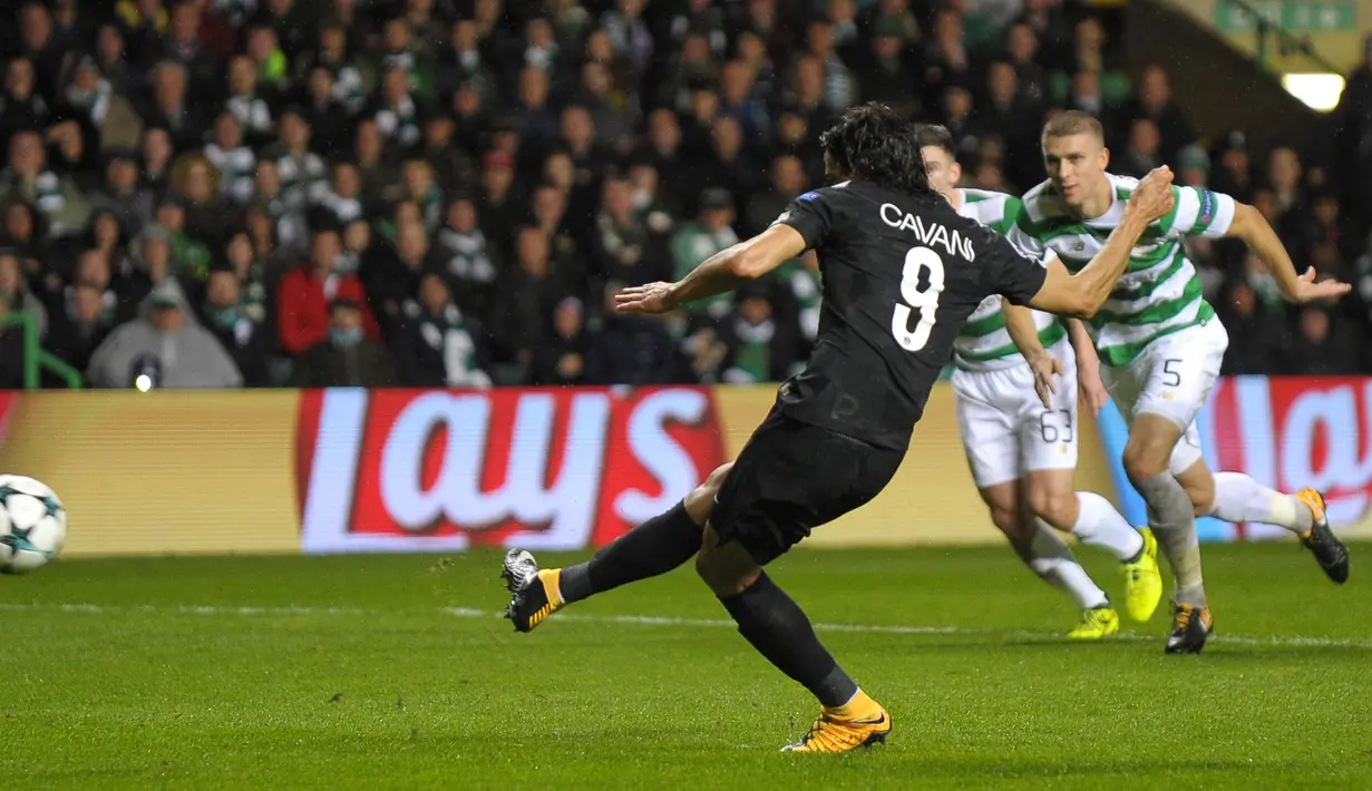 Pemain PSG, Edinson Cavani mencetak gol ketiga ke gawang Celtic dari titik penalti pada pertandingan perdana fase grup Liga Champions di Stadion Celtic Park, Selasa (12/9). Paris Saint-Germain pesta lima gol ke gawang Celtic. (Andy BUCHANAN/ AFP)