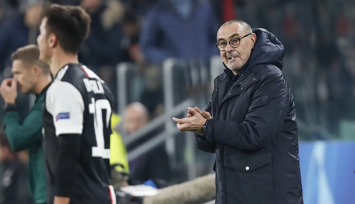Pelatih Juventus, Maurizio Sarri memberi semangat pemainnya saat bertanding melawan Atletico Madrid pada pertandingan Grup D Liga Champions di stadion Allianz di Turin, Italia (26/11/2019). Juventus menang tipis atas Atletico Madrid 1-0. (AP Photo/Antonio Calanni)