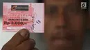 Calon penumpang menunjukan tiket kertas di Stasiun Depok Baru, Jawa Barat, Senin (23/7). Tiket kertas seharga Rp3.000 untuk semua stasiun tersebut diberlakukan selama masa pembaharuan dan pemeliharaan sistem e-Ticketing. (Liputan6.com/Immanuel Antonius)