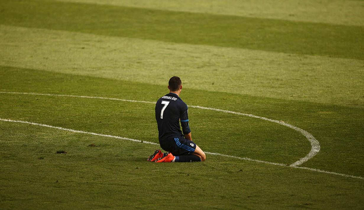Penyerang sayap Real Madrid, Cristiano Ronaldo, tampak kecewa usai gagal menaklukan Malaga pada laga La Liga Spanyol di Stadion La Rosaleda, Sabtu (21/2/2016). Kedua tim bermain imbang 1-1. (Reuters/Jon Nazca)