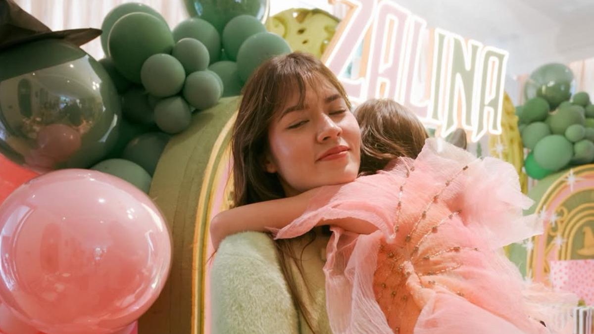 Zalina Putri Raisa dan Hamisha Daud Dibalut Dress Pink bak Glinda saat Rayakan Ulang Tahun ke-7 bertema Wicked