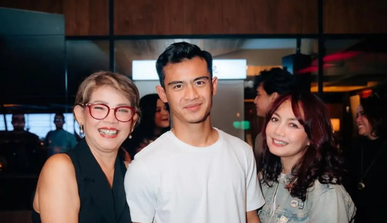 T shirt tersebut cukup dipadukan dengan celana hitam panjang. Serasi dengan jam tangan yang ia kenakan di salah satu lengannya. [@irmaragasti]