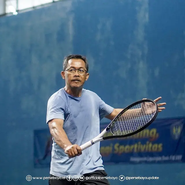 Potret Aji Santoso Pelatih Persebaya Surabaya Saat Bermain Tenis