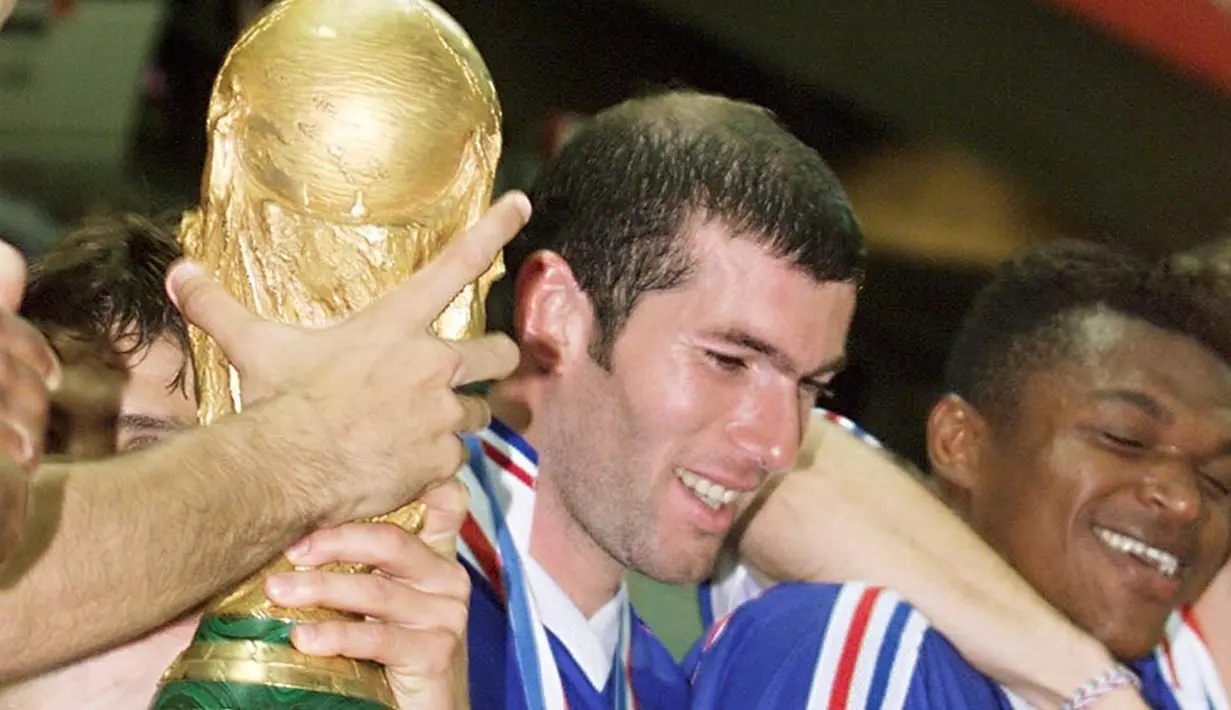Tahun 1998 bisa dikatakan sebagai puncak karier Zinedine Zidane sebagai pesepak bola, dirinya sukses mengantarkan Prancis untuk pertama kalinya meraih gelar Piala Dunia. (AFP/Gabriel Bouys)