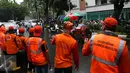 Pasukan oranye (petugas kebersihan) disiagakan membersihkan kawasan Monas, Jakarta, saat berlangsungnya aksi damai 2 Desember, Jumat (2/12). Pasukan oranye dibekali kantong plastik besar untuk memungut sampah yang berserakan. (Liputan6.com/Johan Tallo)