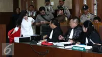  Terdakwa kasus pembunuhan Wayan Mirna Salihin, Jessica Kumala Wongso melepaskan rompi tahanan sebelum menjalani persidangan lanjutan dengan agenda pemeriksaan saksi di Pengadilan Negeri Jakarta Pusat, Selasa (12/7). (Liputan6.com/Faizal Fanani)
