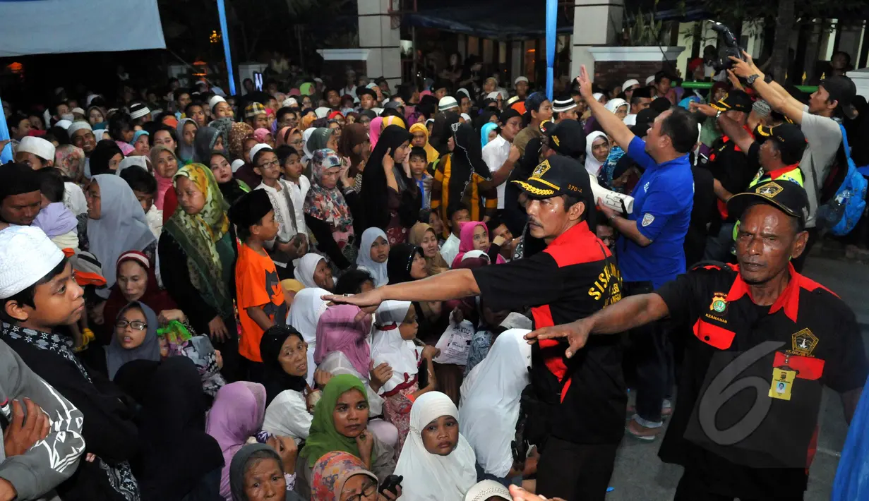 Para petugas terlihat mengatur banyaknya warga yang antusias mengikuti acara tahlilan 40 hari meninggalnya Olga Syhaputra di kediaman orang tua Olga di kawasan Duren Sawit, Jakarta, Rabu (6/5/2015). (Liputan6.com/Panji Diksana)