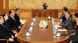 Suasana pertemuan adik perempuan Pemimpin Korea Utara Kim Jong-un, Kim Yo Jong dengan Presiden Korea Selatan Moon Jae-in di rumah presiden di Seoul, Korea Selatan, Sabtu, (10/2). (Kim Ju-sung/Yonhap via AP)
