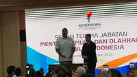 Menpora Erick Thohir melakukan serah terima jabatan dengan pendahulunya, Dito Ariotedjo. (Liputan6.com/Melinda Indrasari)