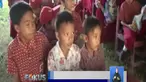 Meski belajar di dalam tenda darurat dan berdesak-desakan, siswa SD ini tetap semangat untuk mempersiapakan diri menghadapi ujian.