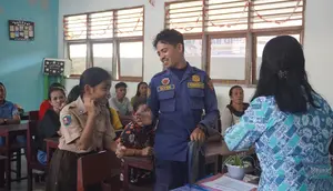 Kisah Haru Damkar Jadi Ayah Pengganti Saat Ambil Rapor