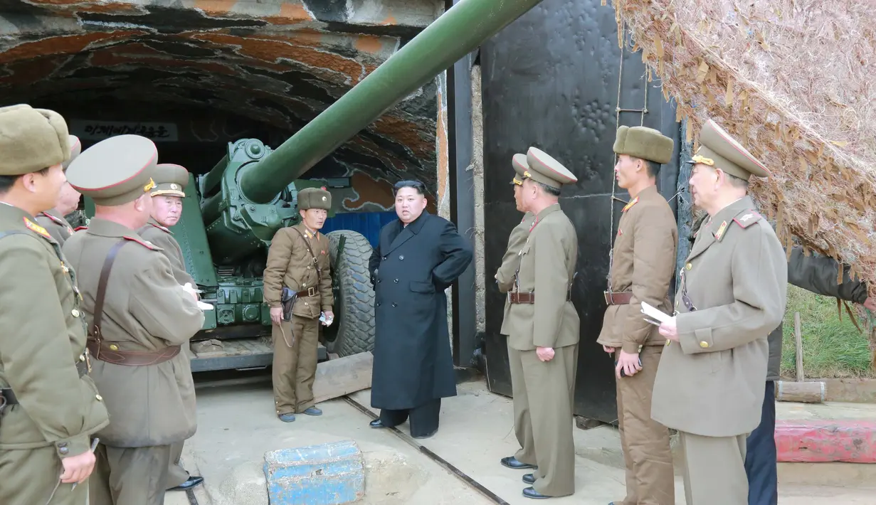 Pemimpin Korea Utara Kim Jong-un  memeriksa artileri saat melakukan inspeksi di sebuah detasemen pertahanan di Pulau Mahap, sektor depan Korea Utara. (REUTERS/KCNA)