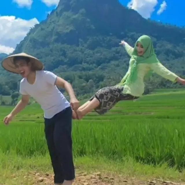 6 Prewedding Unik Tema 'Back To Nature' Ini Gokil Banget