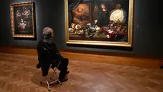 Pengunjung melihat lukisan Allegory of Vanity (1632-1636) karya pelukis Spanyol Antonio De Pereda (1611-1678) saat pameran 'Spanish Still Life' di Pusat Seni Rupa BOZAR, Brussels, Belgia, Jumat (22/2). (AFP PHOTO/JOHN THYS)