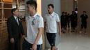 Para pemain Thailan menuju ruang makan, sebelum menikmati makan siang bersama para pemain Indonesia di Hotel Novotel, Filipina, (18/11/2016). (Bola.com/Nicklas Hanoatubun)