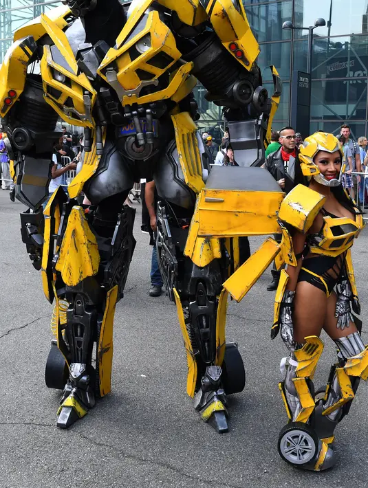 Seorang wanita mengenakan kostum seksi karakter Bumblebee dalam film Transformers mengikuti New York Comic Con 2017 di Jacob Javits Center (7/10). (AFP Photo/Timothy A. Clary)