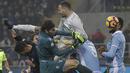 Kiper Inter Milan, Samir Handanovic (atas) membatu serangan saat berduel dengan kiper Lazio, Federico Marchetti pada laga perempat final Coppa Italia di Giuseppe Meazza stadium, Milan, Selasa (31/1/2017). Inter Milan kalah 1-2. (AP/Luca Bruno)