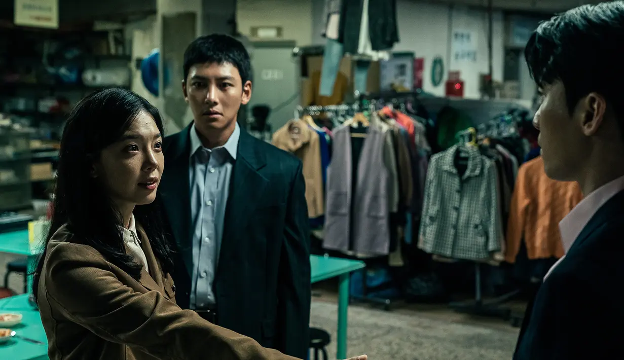 Penambahan Im Se Mi, yang akan memerankan Yoo Eui Jung, seorang petugas narkotika ulung yang merupakan istri Park Joon Mo dan cinta pertama Jung Ki Chul, akan semakin memperumit hubungan mereka. (Foto: Disney+ Hotstar via Soompi)