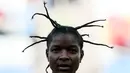 Pesepak bola wanita asal Zimbabwe, Marjory Nyaumw bersiap bertanding melawan Kanada di Grup F Olimpiade Rio 2016 di Korintus Arena, Brasil, (6/8). Atlet 29 tahun ini mengepang rambut gimbalnya ke atas yang jadi sorotan. (AFP PHOTO/Miguel SCHINCARIOL)