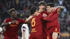 Pemain AS Roma Chris Smalling (tengah kiri) merayakan golnya saat melawan Salernitana pada pertandingan sepak bola Serie A di Olympic Stadium, Roma, Italia, 10 April 2022. AS Roma menang dramatis 2-1. (Alfredo Falcone/LaPresse via AP)