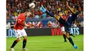  Pemain Manchester United, Wayne Rooney berusaha menyundul bola saat dihadang pemain PSG, Marquinhos pada pada laga International Champions Cup 2015 di Soldier Field, AS, Kamis (30/7) pagi WIB. (USA Today Sports/Reuters/Mike Di Novo)