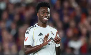 Penyerang Real Madrid, Vinícius Júnior, menunjukkan angka 15 selama pertandingan sepak bola Liga Spanyol antara FC Barcelona dan Real Madrid CF di Stadion Camp Nou, Barcelona, pada 10 Mei 2026. (Josep LAGO / AFP)
