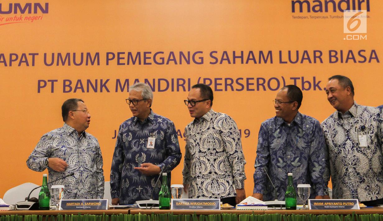 Wadirut Bank Mandiri Sulaiman A. Arianto, Komut Bank Mandiri Hartadi A. Sarwono, Dirut Bank Mandiri Kartika Wirjoatmodjo, Wakomut Bank Mandiri Imam Apriyanto Putro, Direktur Corporate Banking Bank Mandiri Royke Tumilaar berbincang saat RUPSLB, Jakarta, Rabu (28/8/2019). (Liputan6.com/Faizal Fanani)