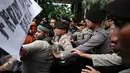 Massa yang tergabung dalam Aliansi Mahasiswa Papua dan FRI-West Papua terlibat saling dorong dengan polisi saat berunjuk rasa di depan kantor PT Freeport di Jakarta, Jumat (7/4). Mereka menuntut penutupan PT Freeport. (Liputan6.com/Helmi Fithriansyah)