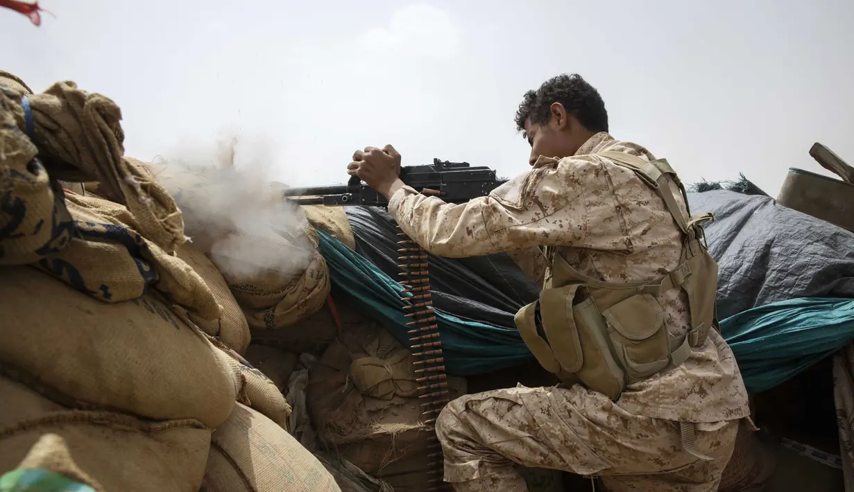 Seorang pejuang Yaman yang didukung oleh koalisi pimpinan Arab Saudi menembakkan senjatanya ke garis depan di Marib, Yaman, 19 Juni 2021. (AP Photo/Nariman El-Mofty)