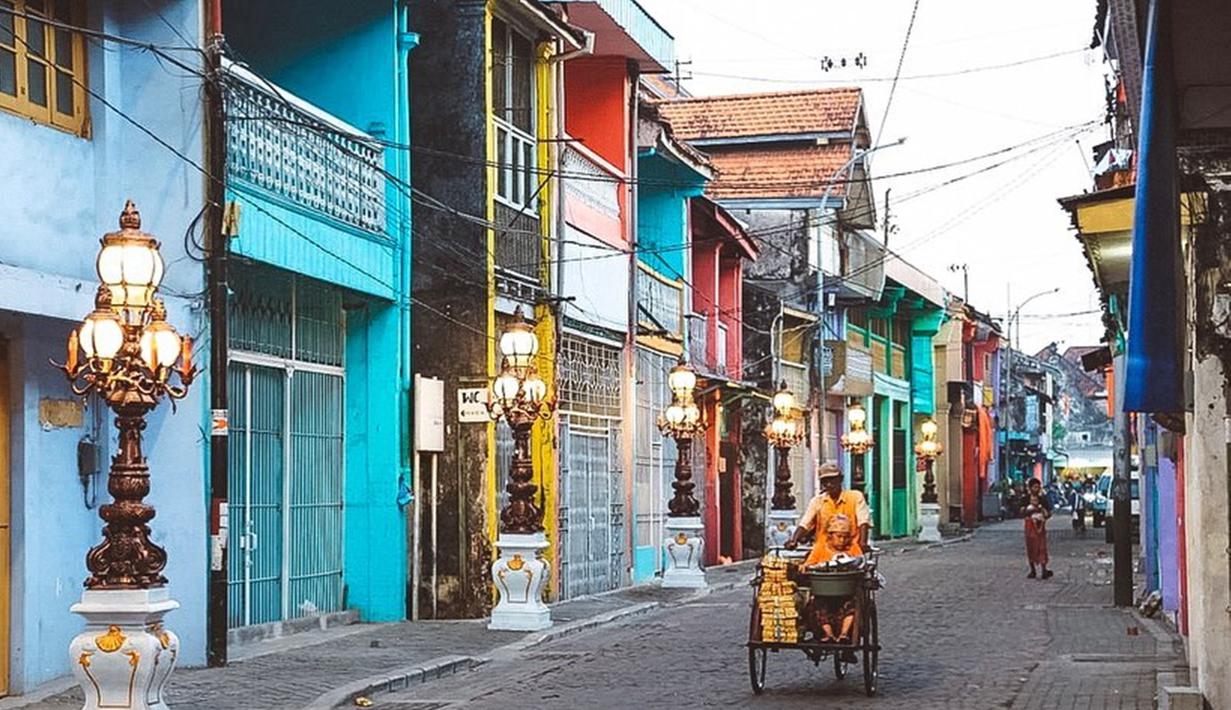 Pemerintah Kota Surabaya telah merevitalisasi kawasan wisata kota tua di Surabaya bagian Utara, tepatnya di Jalan Panggung, Surabaya, Jawa Timur. Proses revitalisasi kawasan kota tua di Surabaya juga dilakukan di Jalan Karet dan Kembang Jepun. (Liputan6.com/IG/@surabaya)