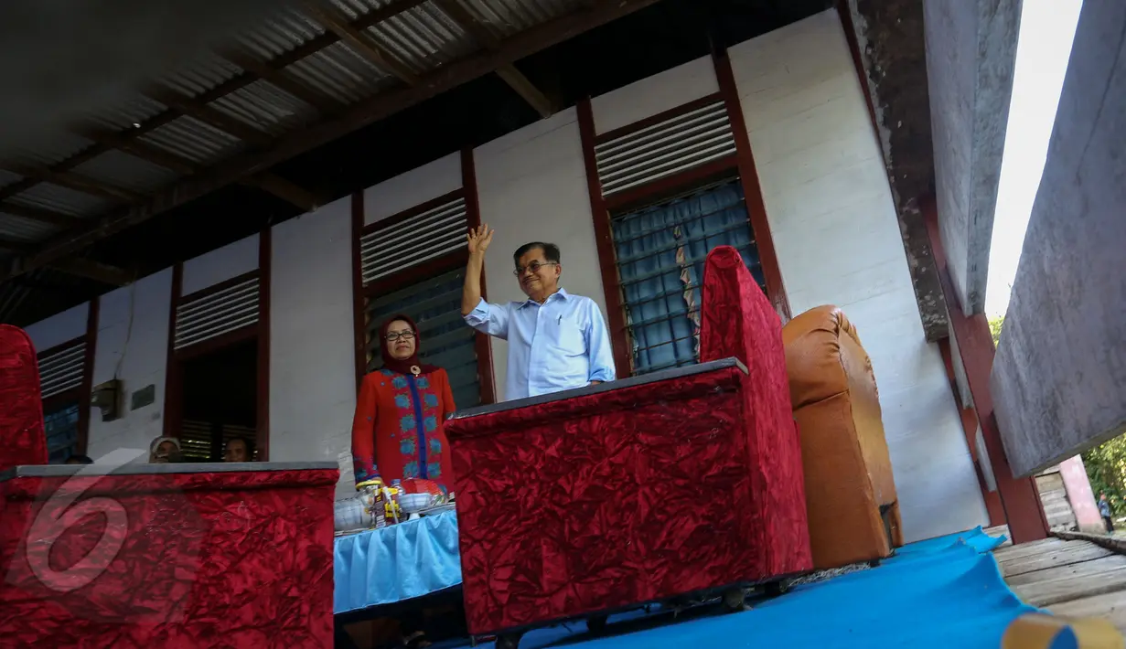 Wapres Jusuf Kalla didampingi sang istri, Mufidah Kalla menyambangi rumah ayahnya, di Dusun Nipah, Kabupaten Bone, Sulawesi Selatan, Sabtu (6/6). Kedatangan tersebut disela kunjungan dinas JK di Sulsel. (Liputan6.com/Faizal Fanani)