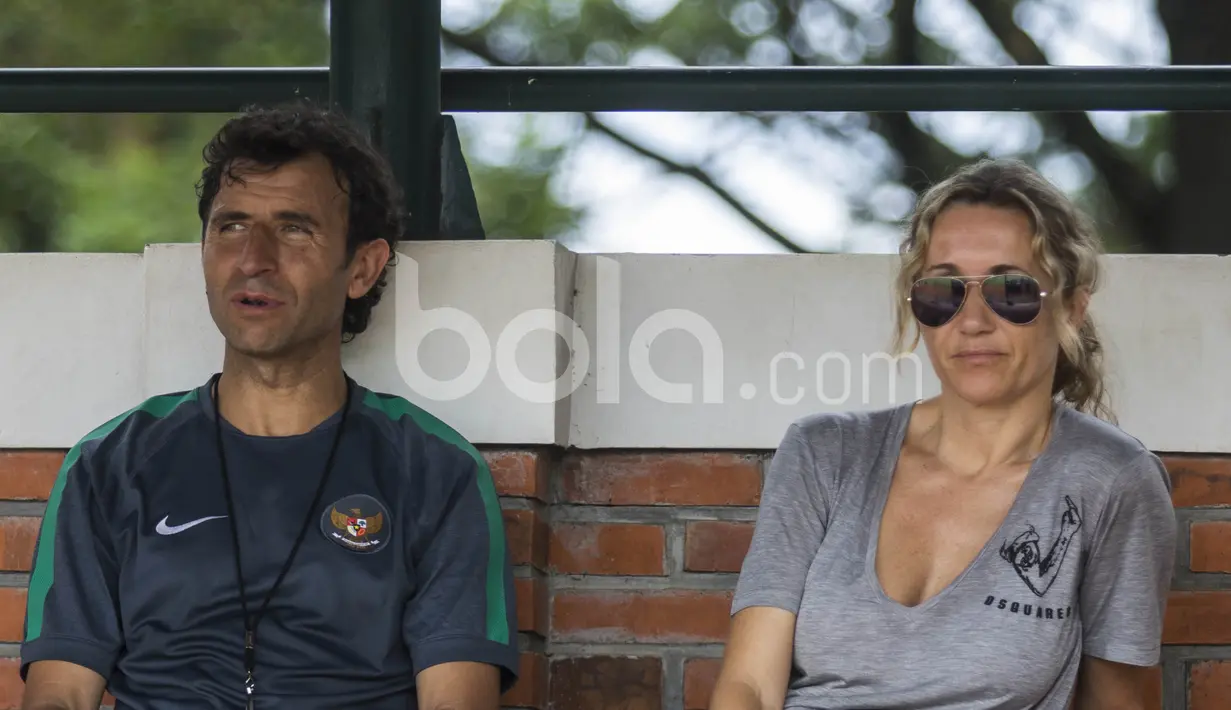 Luis Milla memang datang ke Indonesia mengajak istrinya, sementara putri cantiknya, Paulita Milla, tetap berada di Spanyol. (Bola.com/Vitalis Yogi Trisna)
