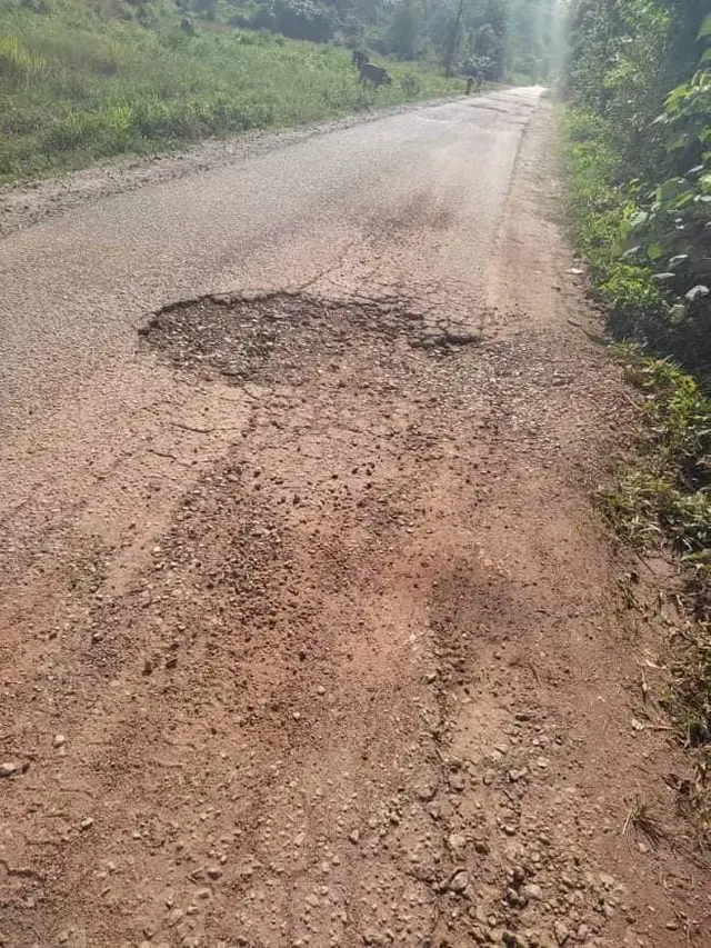 Jalan Berlubang Ini Ditambal Pakai Baju Oleh Warga, Cara Protes Unik