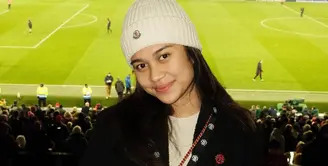 Azizah Salsha baru saja mengunggah beberapa potret dirinya menonton pertandingan bola di Old Trafford Stadium. Tak disangka-sangka, ternyata istri pesebak bola Pratama Arhan ini merupakan fans dari klub MU. [Foto: Instagram/azizahsalsha_]