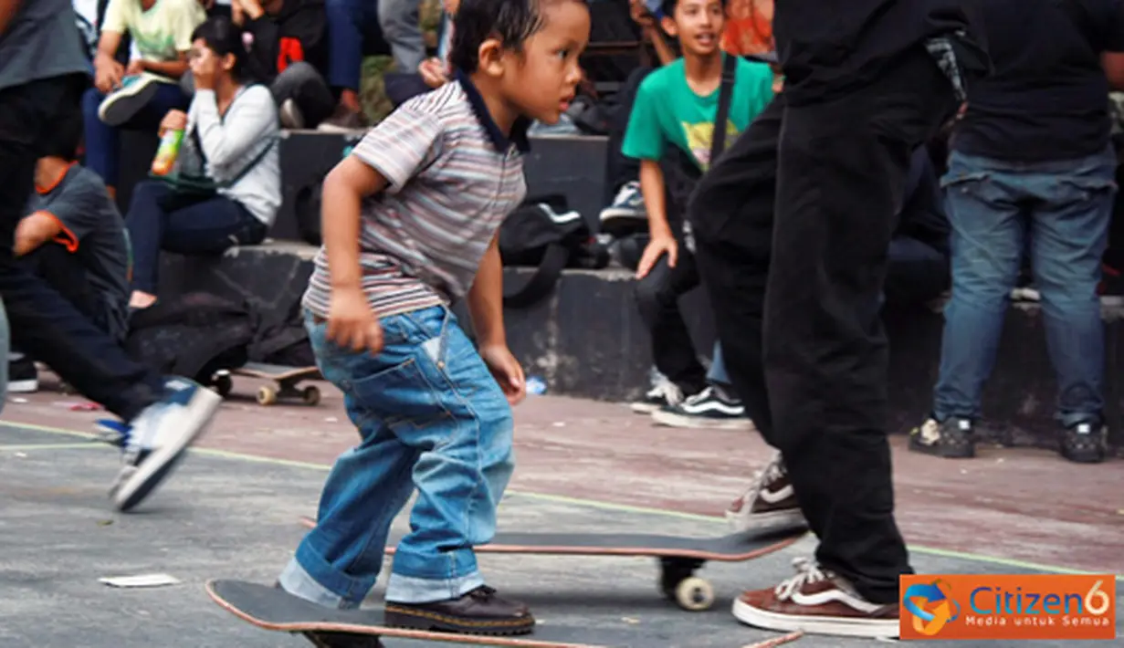 Citizen6, Bandung: Tak hanya remaja, anak-anak juga turut meluncur dengan papan beroda yang tak sepadan dengan tubuhnya. (Pengirim: Aries Radhmandy)