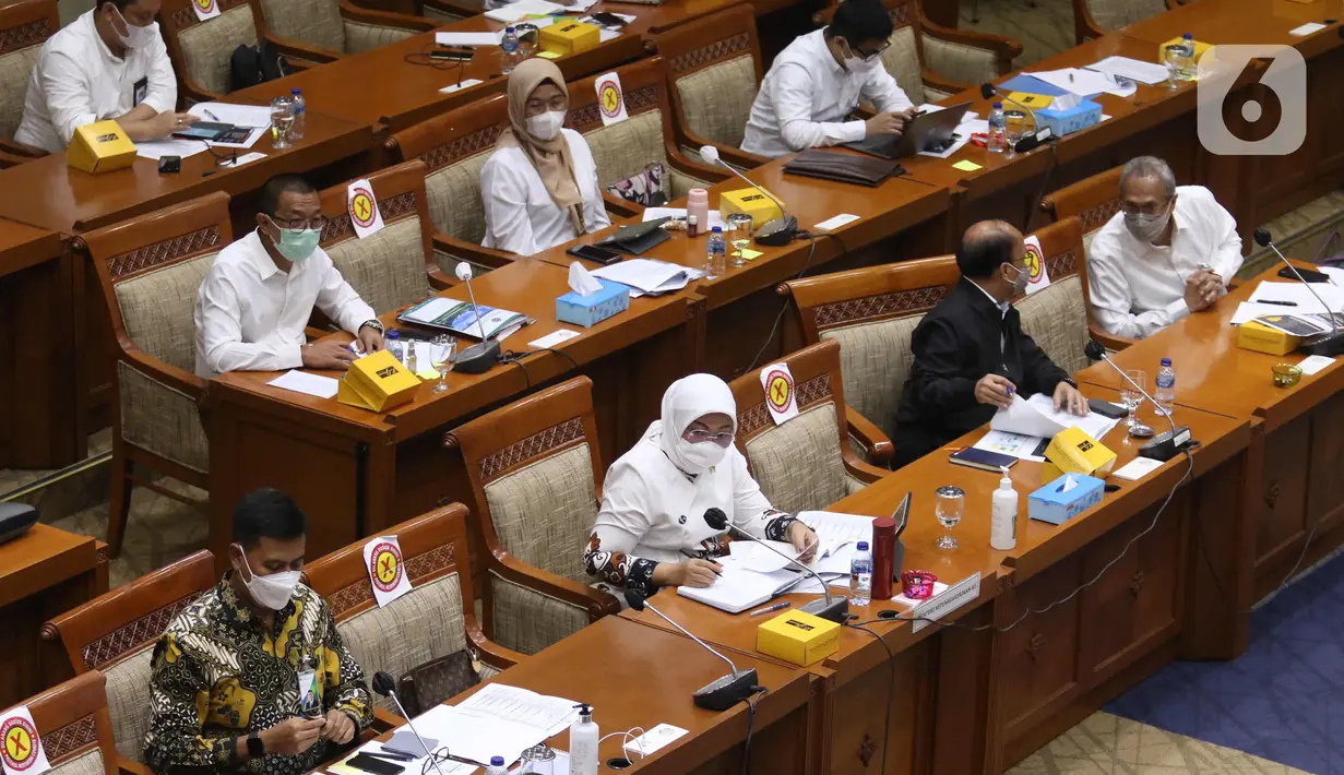 Menteri Tenaga Kerja Ida Fauziah mengikuti rapat dengar pendapat dengan Komisi IX DPR di Komplek Parlemen, Jakarta, Rabu (7/4/2021). Dalam rapat tersebut Komisi IX menyampaikan bahwa Kementerian Tenaga Kerja agar memperhatikan nasib kesejahteraan wartawan. (Liputan6.com/Angga Yuniar)