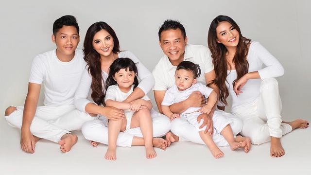 [Bintang] Bikin Kagum, Ini 8 Foto Kekompakan Keluarga Anang dan Ashanty