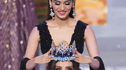 Ekspresi Miss Meksiko, Vanessa Ponce de Leon saat dipakaikan mahkota oleh Miss World 2017 asal India Manushi Chhillarsetelah setelah terpilih menjadi pemenang Miss World 2018 ke-68 di Sanya, Pulau Hainan, Tiongkok (8/12). (AFP Photo/Greg Baker)