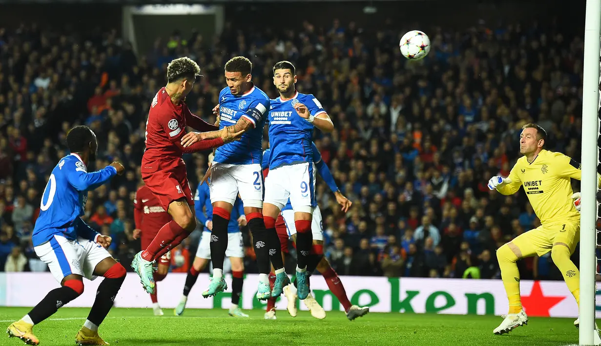 Striker Liverpool, Roberto Firmino mencetak gol penyeimbang 1-1 ke gawang Glasgow Rangers dalam laga fase Grup A Liga Champions 2022/2023 di Ibrox Stadium, Glasgow (12/10/2022). Sempat tertinggal 0-1 dari Glasgow Rangers saat laga berjalan 17 menit, Liverpool mampu menyamakan skor 1-1 hingga akhir babak pertama. Di babak kedua The Reds menambah enam gol lagi untuk menyudahi laga dengan kemenangan 7-1. (AFP/Andy Buchanan)