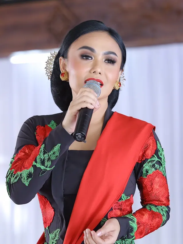 6 Potret Cantiknya Yuni Shara dalam balutan kebaya, Banyak Dipuji Netizen