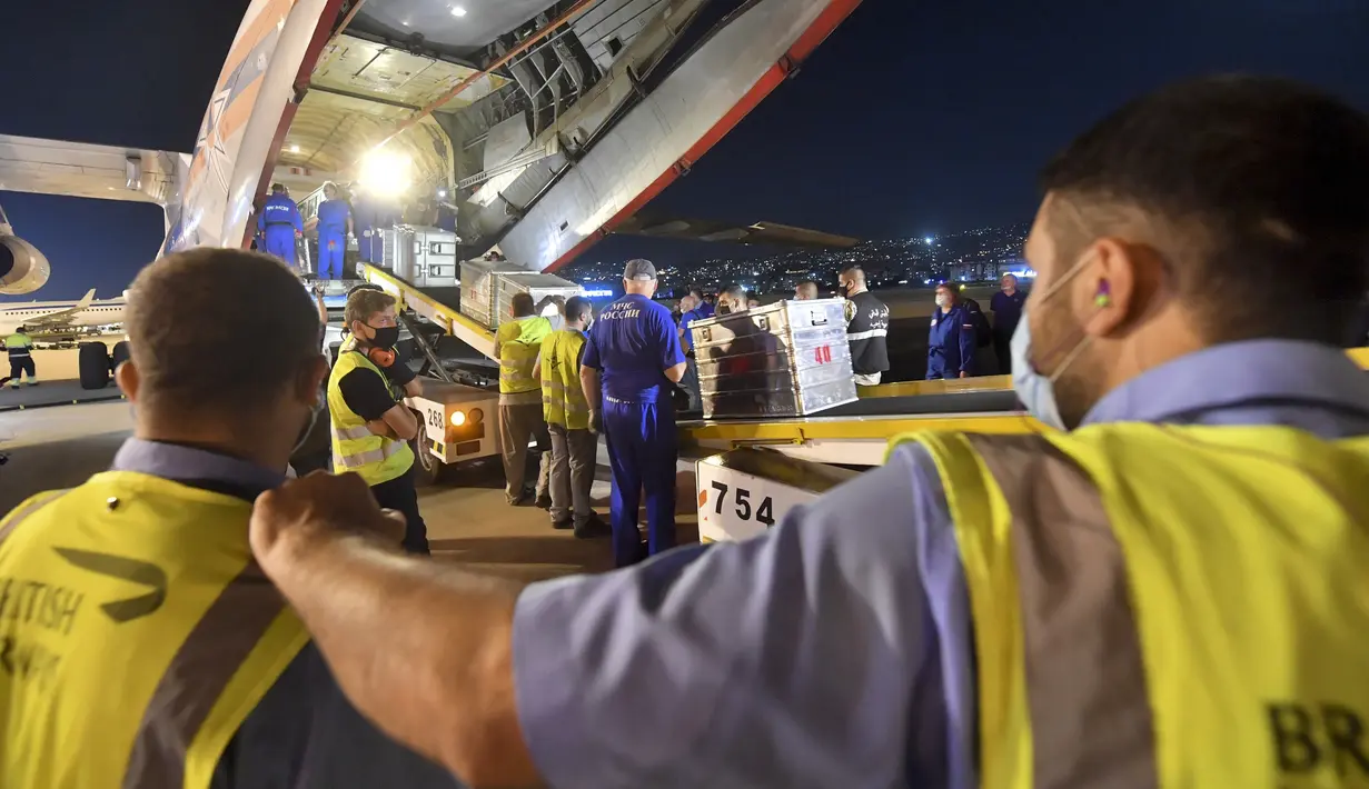 Para pekerja memuat kotak pasokan bantuan Rusia dari pesawat kargo Rusia ke truk di sebuah bandara di Beirut, Lebanon, Rabu (5/8/2020). Rusia mengirim lima paket bantuan ke Lebanon setelah ledakan besar di Pelabuhan Beirut. (AP Photo/Ministry of Emergency Situations press service via AP)