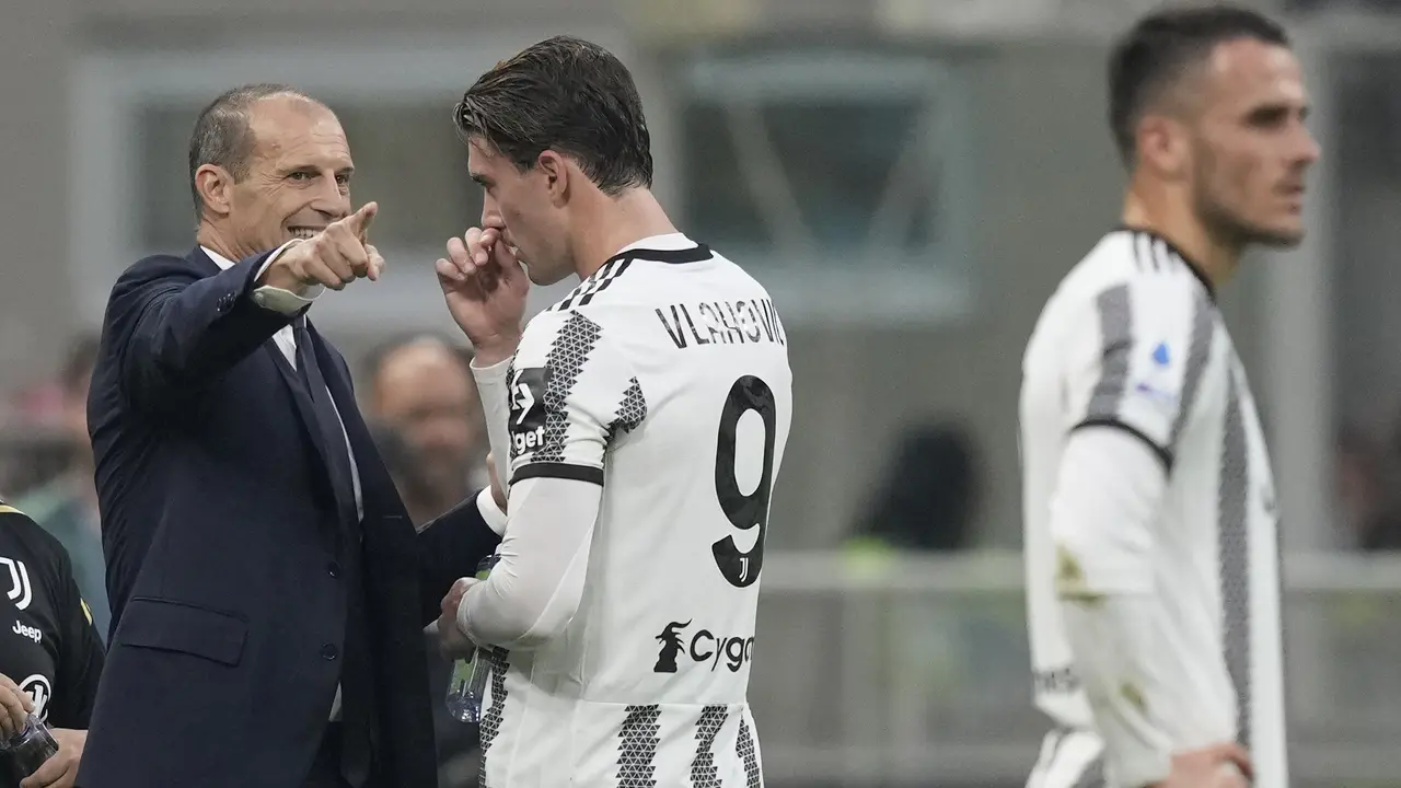 Rival sekota Inter, yakni AC Milan berhasil membenamkan Juventus dengan skor meyakinkan 2-0. (AP Photo/Antonio Calanni)